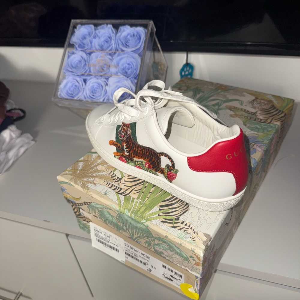 Gucci Tiger sneaker size 35